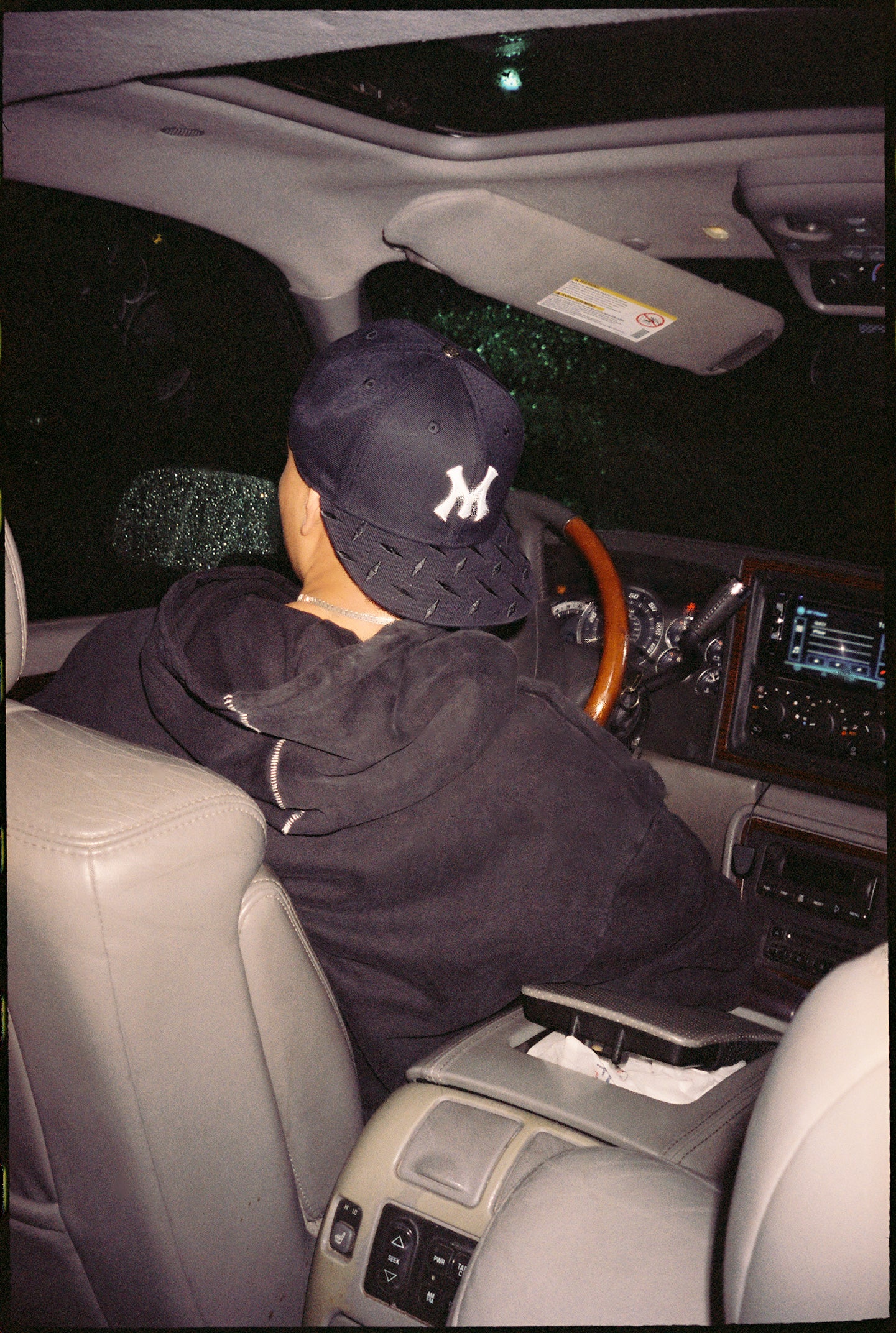 TEAM LOGO STEEL-PLATED BRIM FITTED CAP