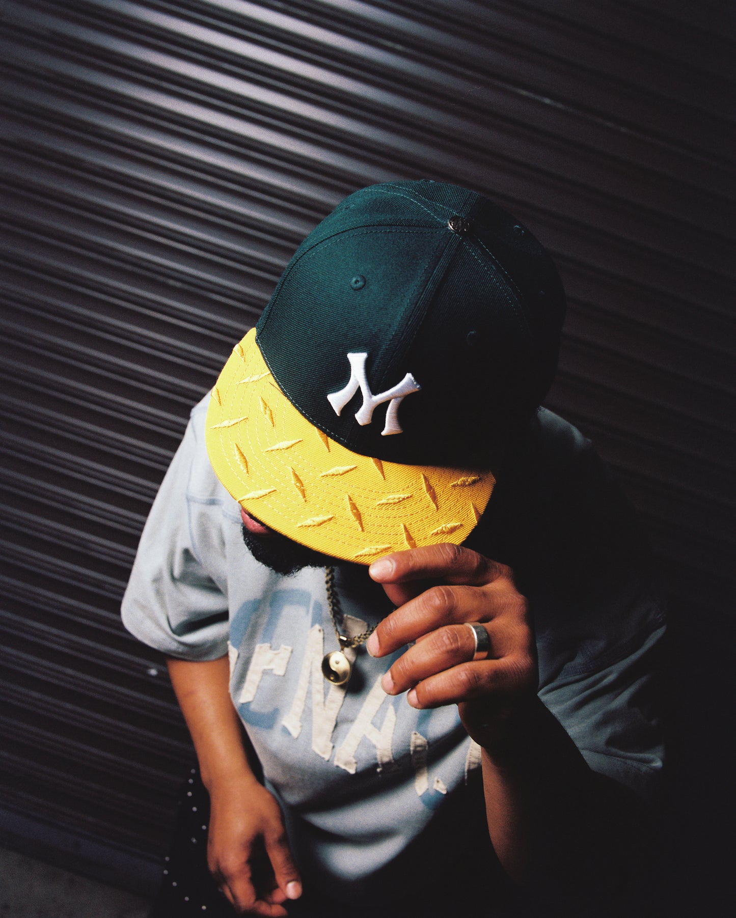 TEAM LOGO STEEL-PLATED BRIM FITTED CAP