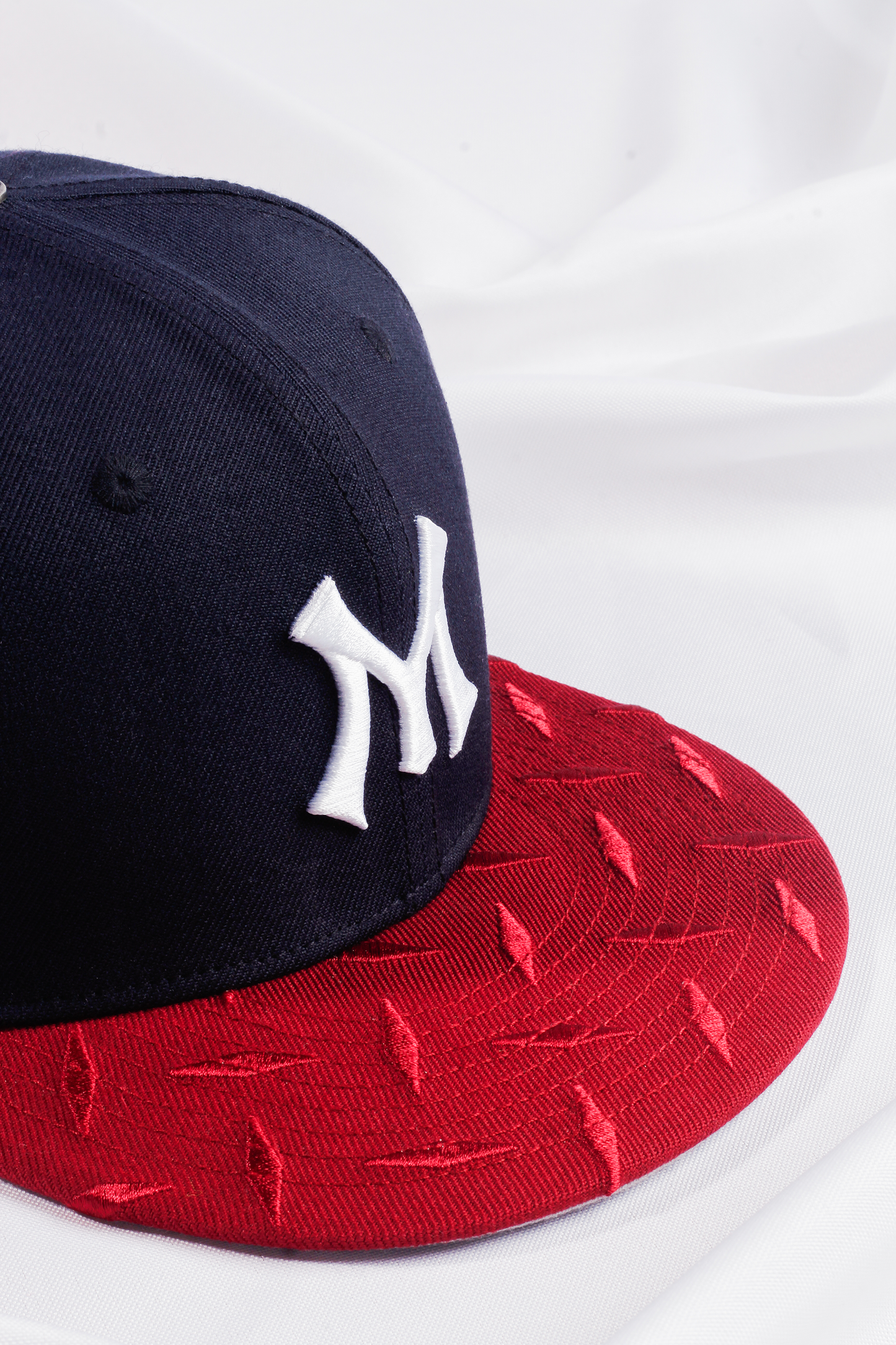 TEAM LOGO STEEL-PLATED BRIM FITTED CAP