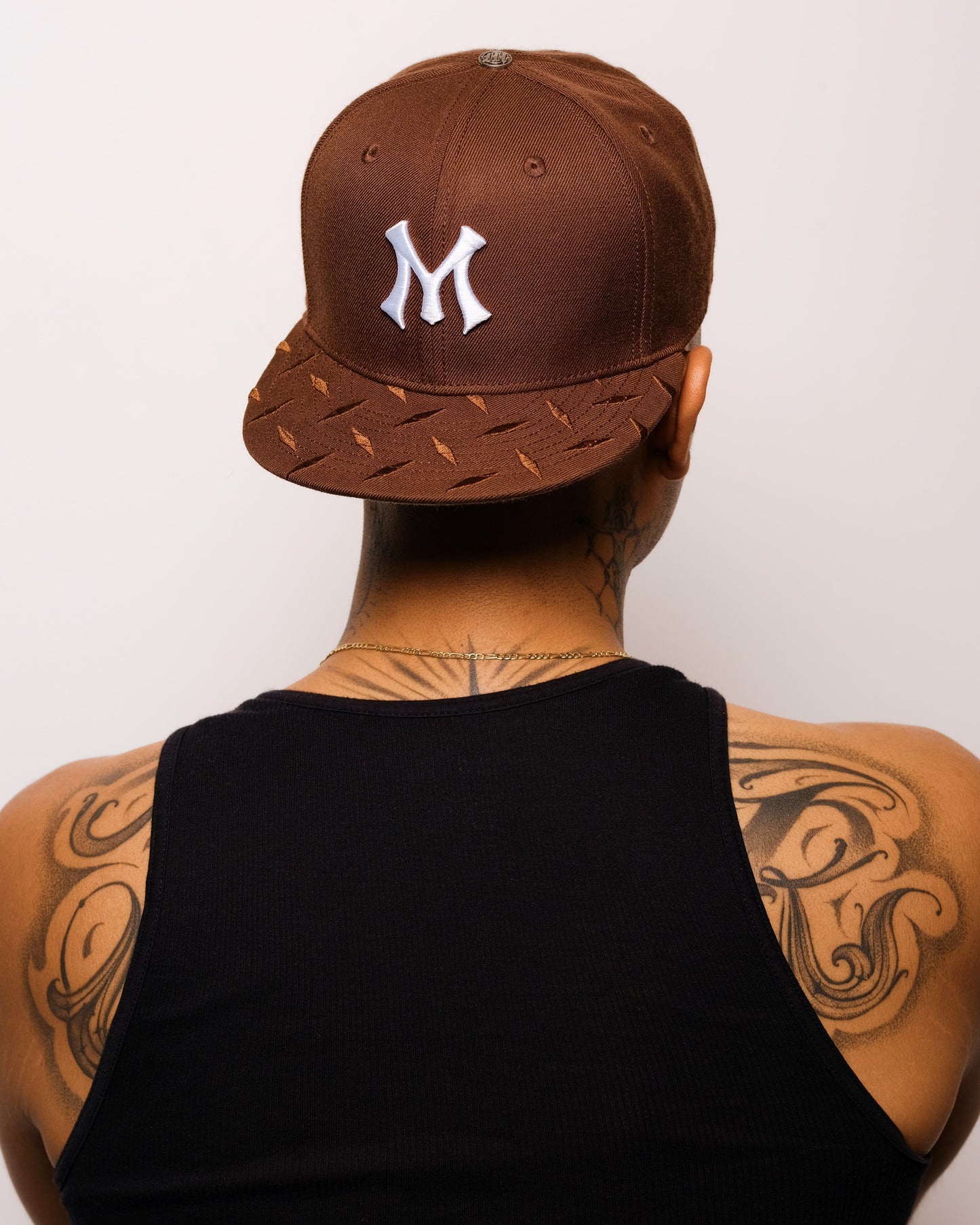 TEAM LOGO STEEL-PLATED BRIM FITTED CAP