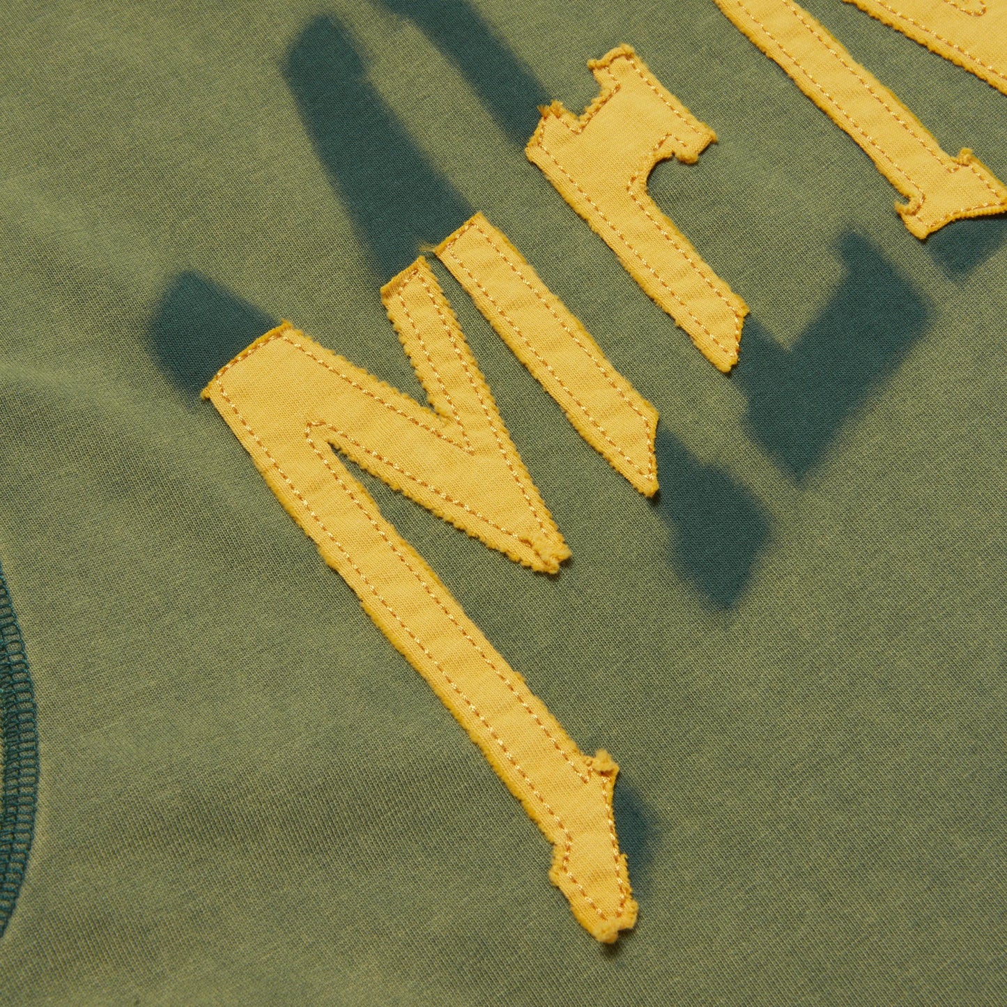 FUSSBALL-HEMD MIT „SHADOW“-PATCH IM DISTRESS-STIL