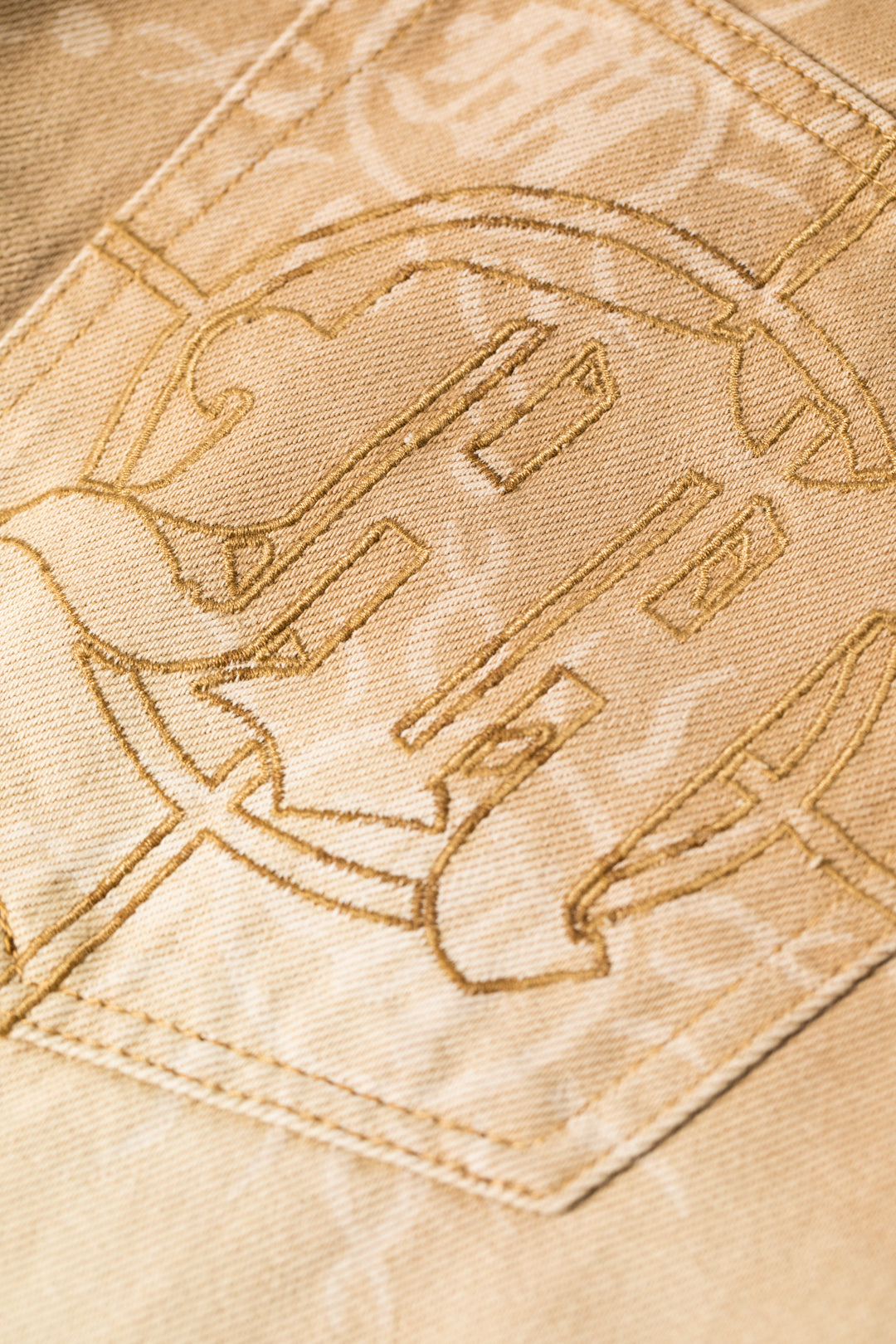 MONOGRAMM-DENIMHOSE MIT VERLAUFSWASCHUNG