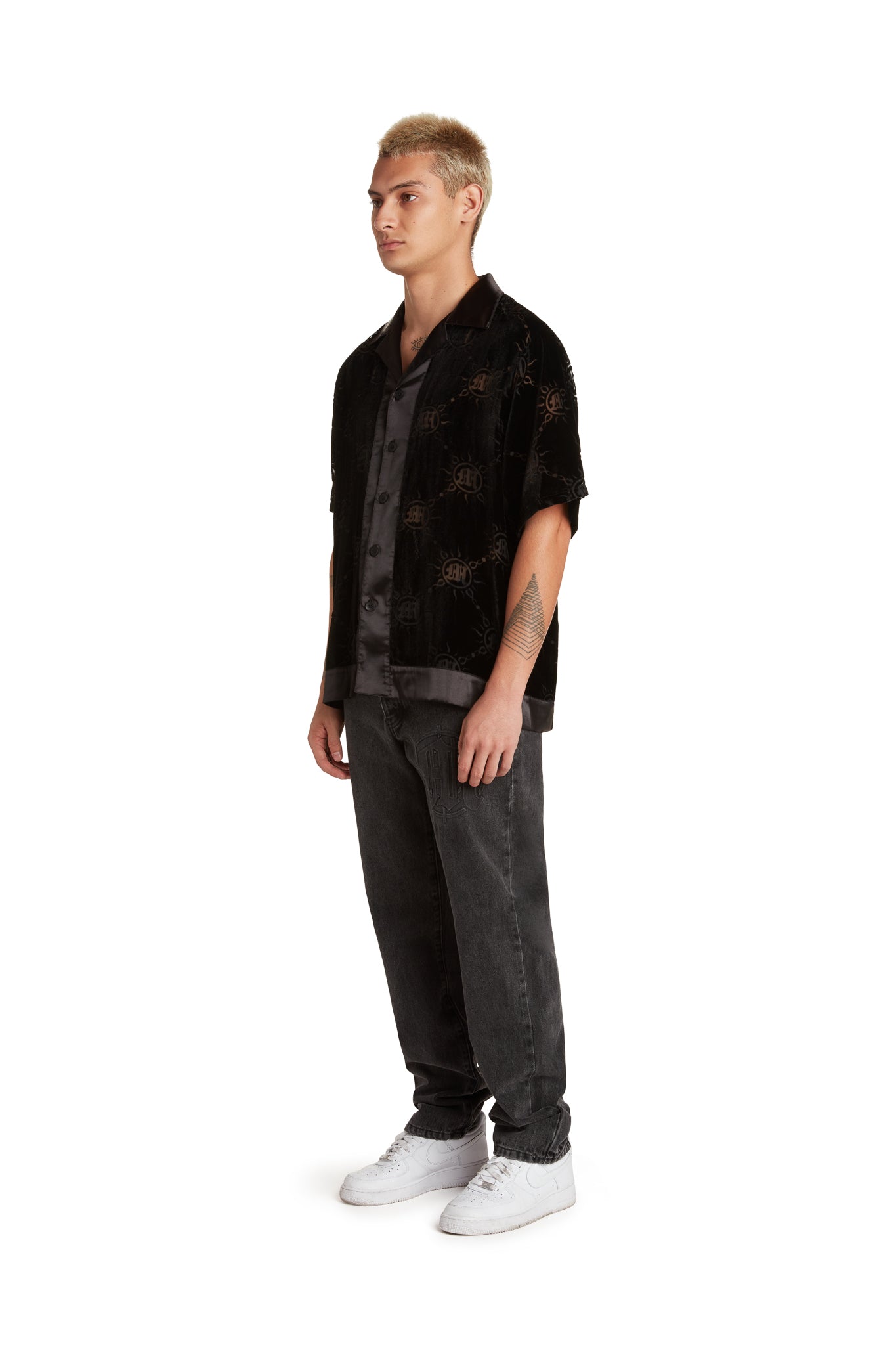 BURNOUT-MONOGRAMM-BUTTON-UP AUS VELOURS