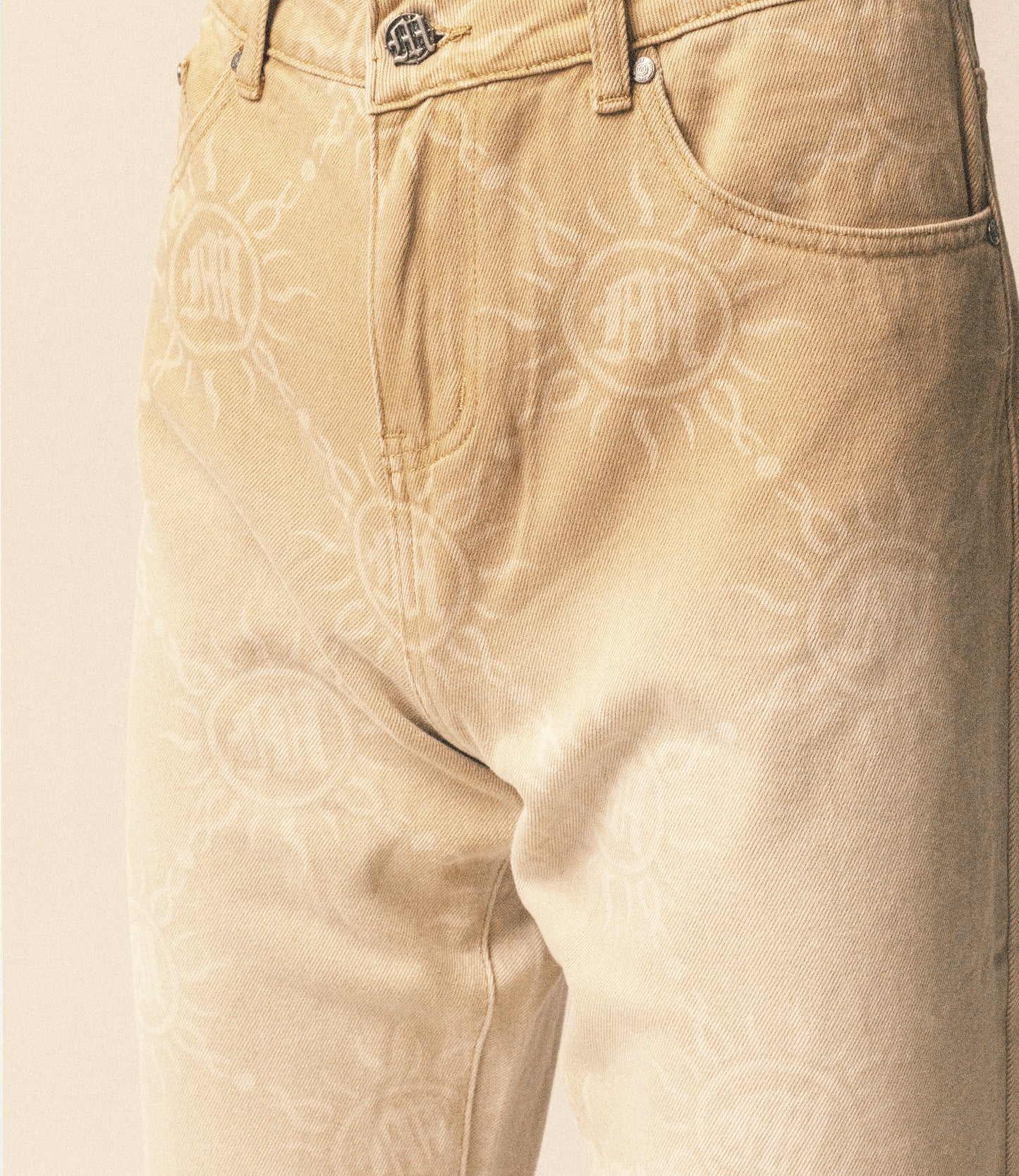 MONOGRAMM-DENIMHOSE MIT VERLAUFSWASCHUNG